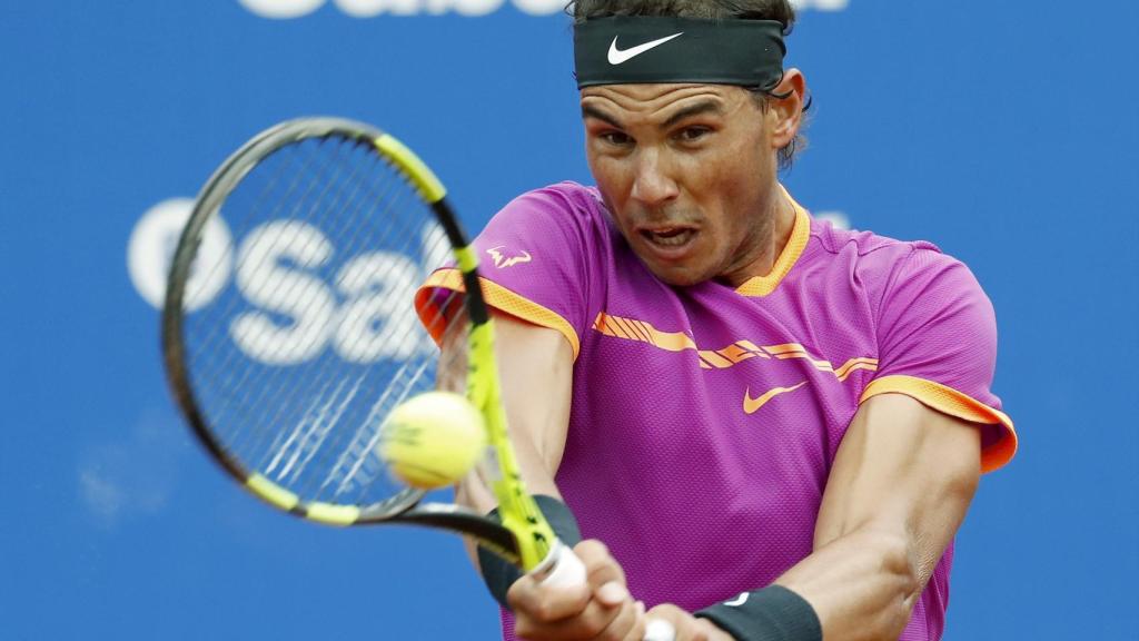 Nadal, golpeando un revés en su debut en el Conde de Godó.