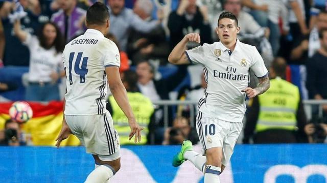 James celebra su gol con Casemiro