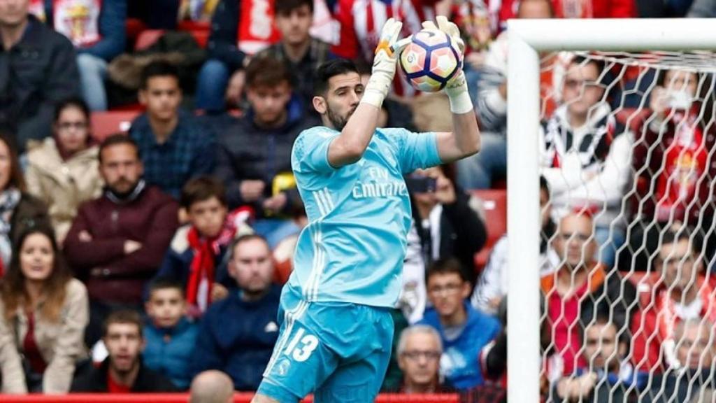 Kiko Casilla ataja un balón