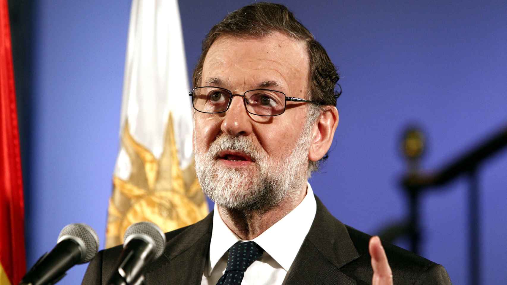 Rajoy asiste a una recepción en la embajada de España en Uruguay.
