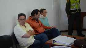 Tony Ávila (de amarillo) junto a sus hermanos tras ser detenido en Colombia.