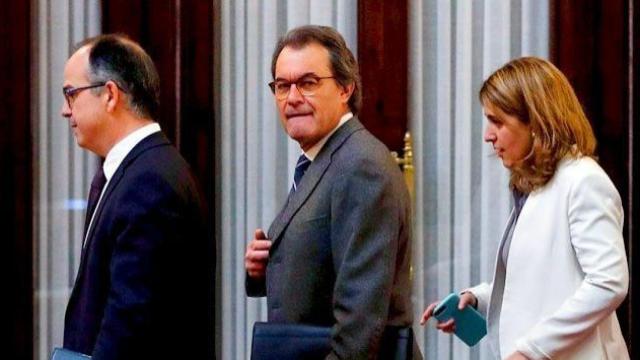 Jordi Turull (i), Artur Mas y Marta Pascal (d), en los pasillos del Parlamento catalán.