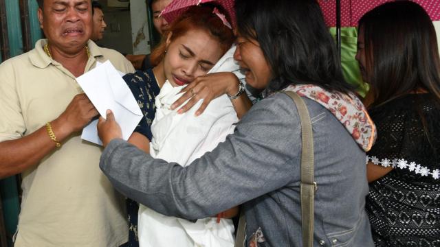 La madre de la niña sostiene el cuerpo sin vida de la menor ahorcada por su padre.