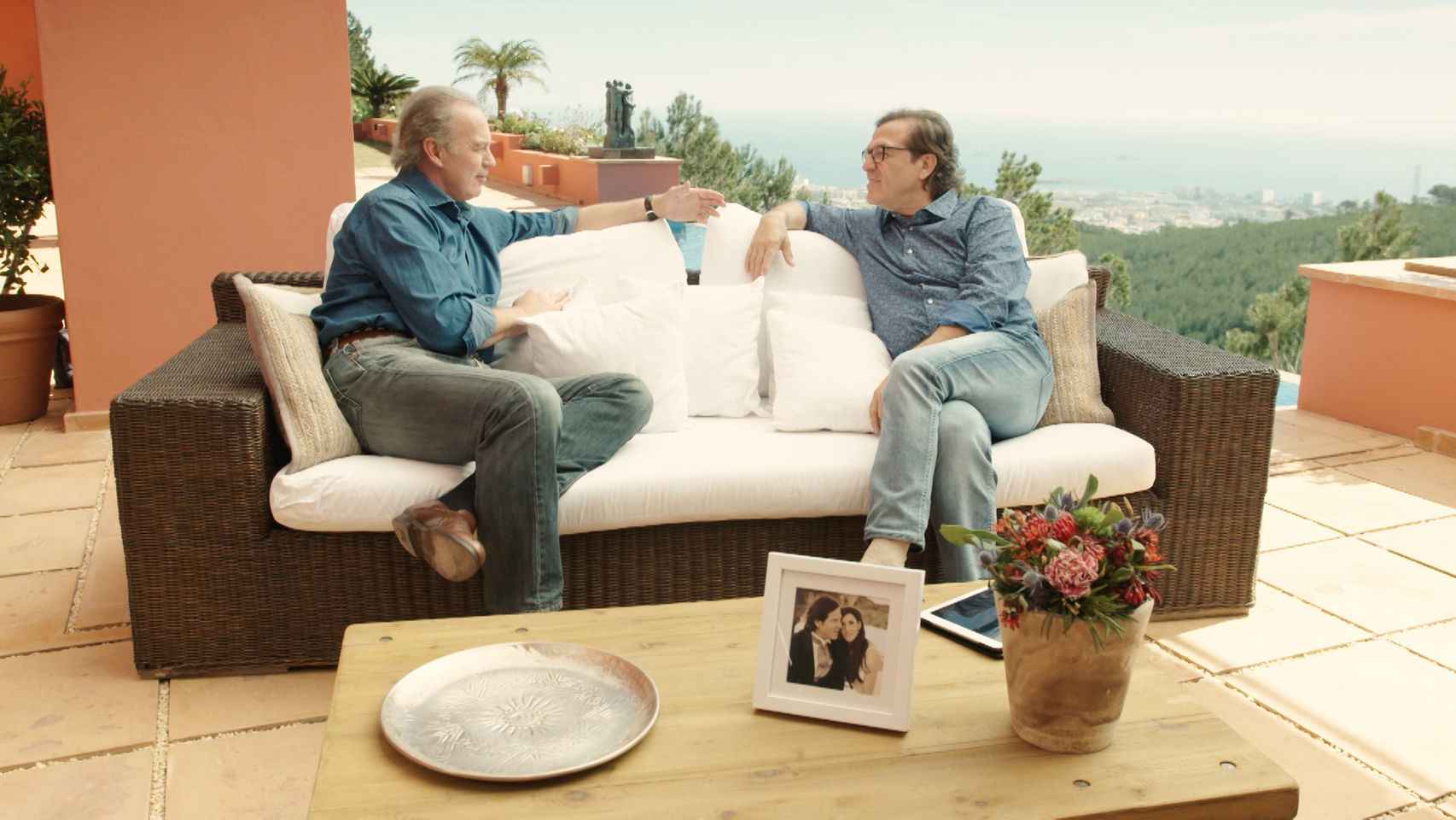 Bertín y Pepe charlando en la terraza de su casa de Ibiza.