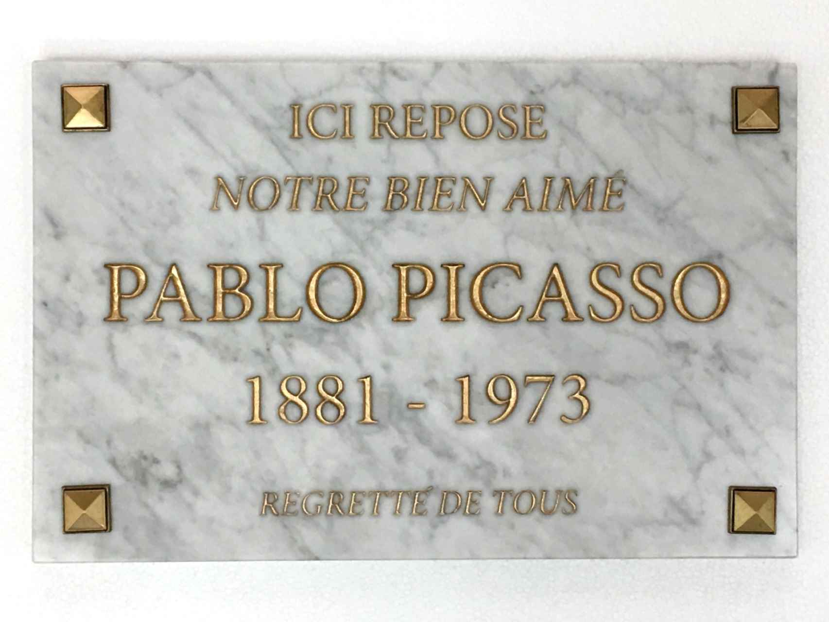 Lápida de Pablo Picasso hecha para la ocasión.