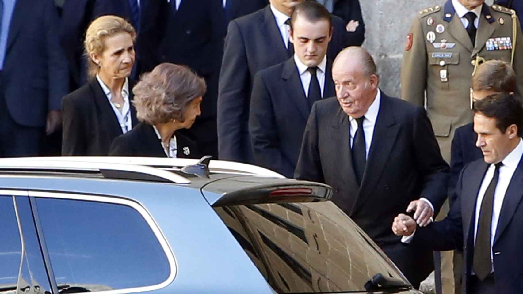 Los reyes eméritos llegan al funeral ante la atenta mirada de la infanta Elena.
