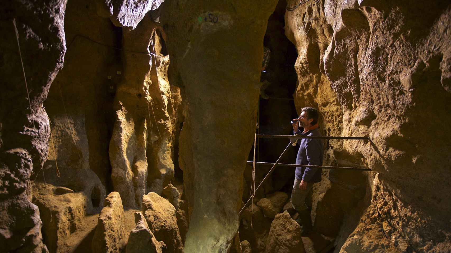 Interior de la cueva de El Sidrón, en Asturias.