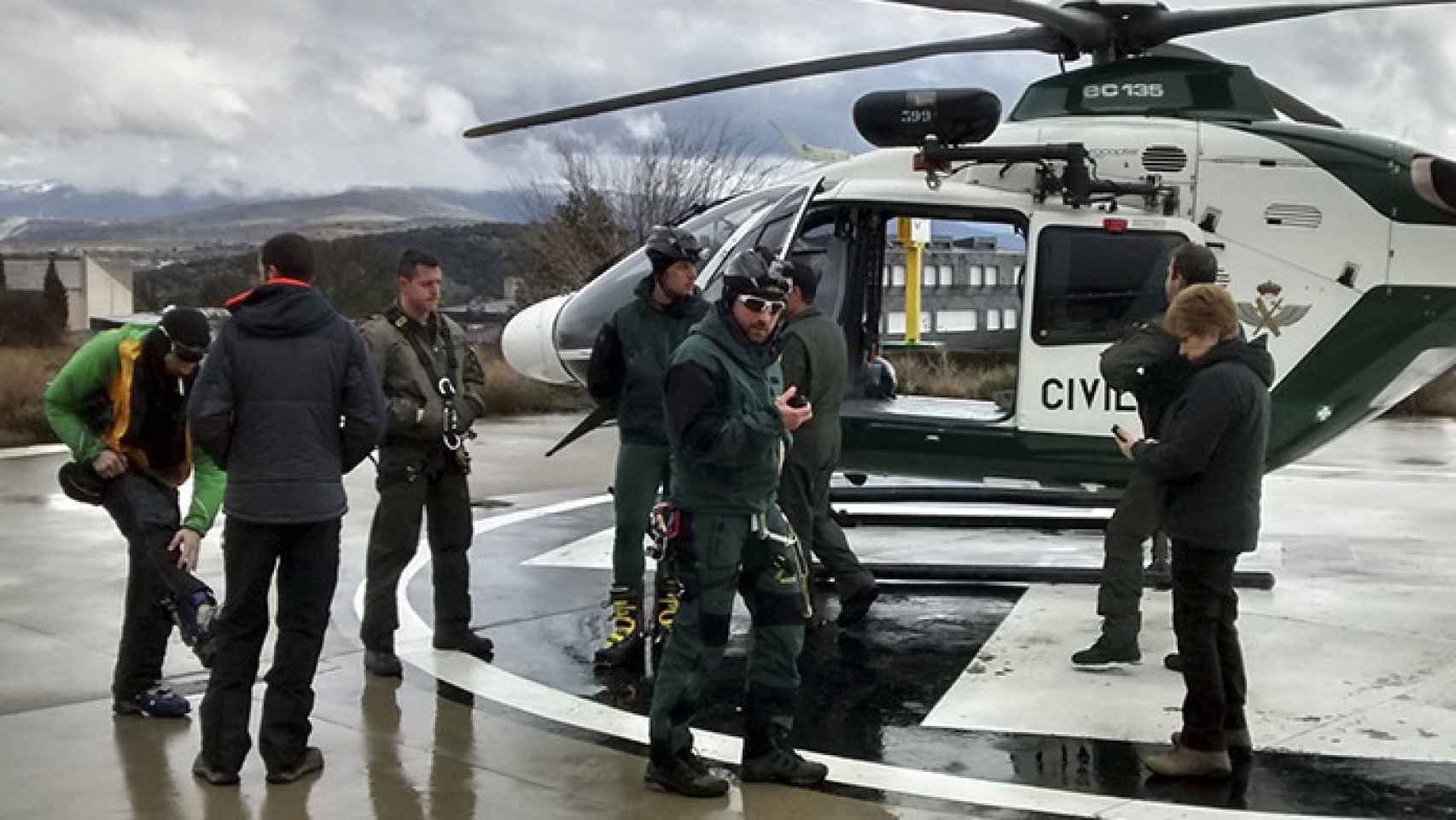 Imagen de archivo de personal de la Guardia Civil junto a un helicóptero de rescate
