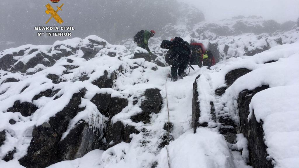 Efectivos de rescate llegan hasta los montañeros despeñados en el Espolón del Jiso.