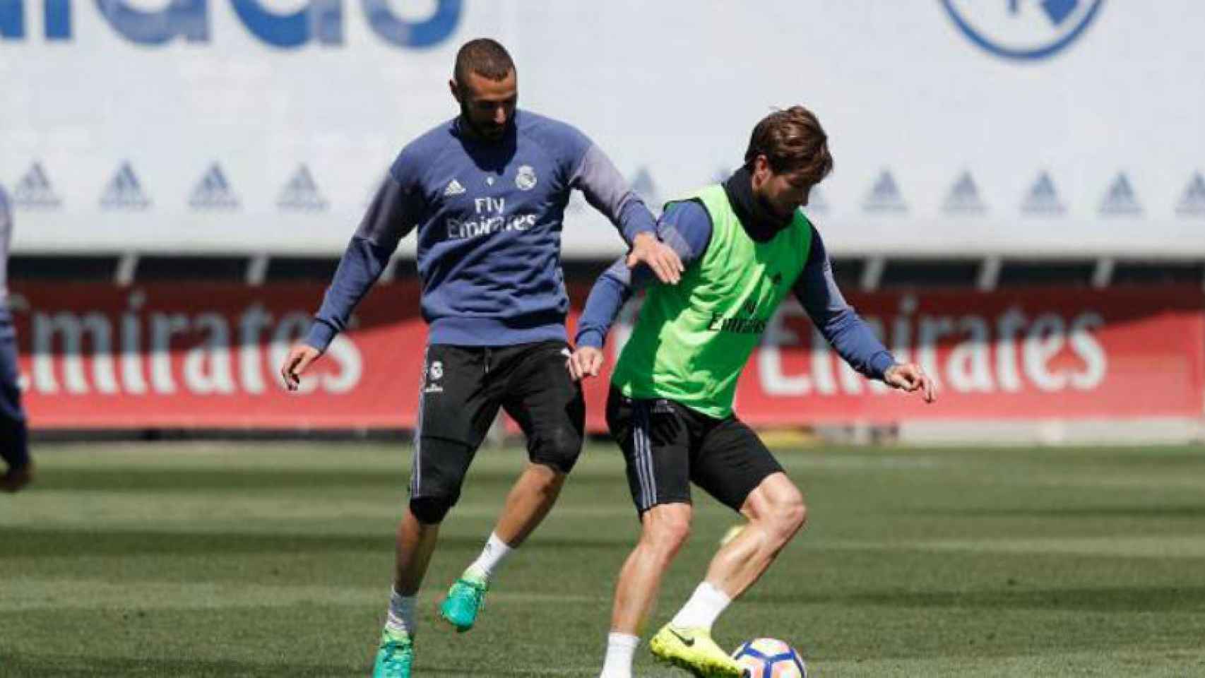 Benzema y Ramos disputan un balón durante el entrenamiento