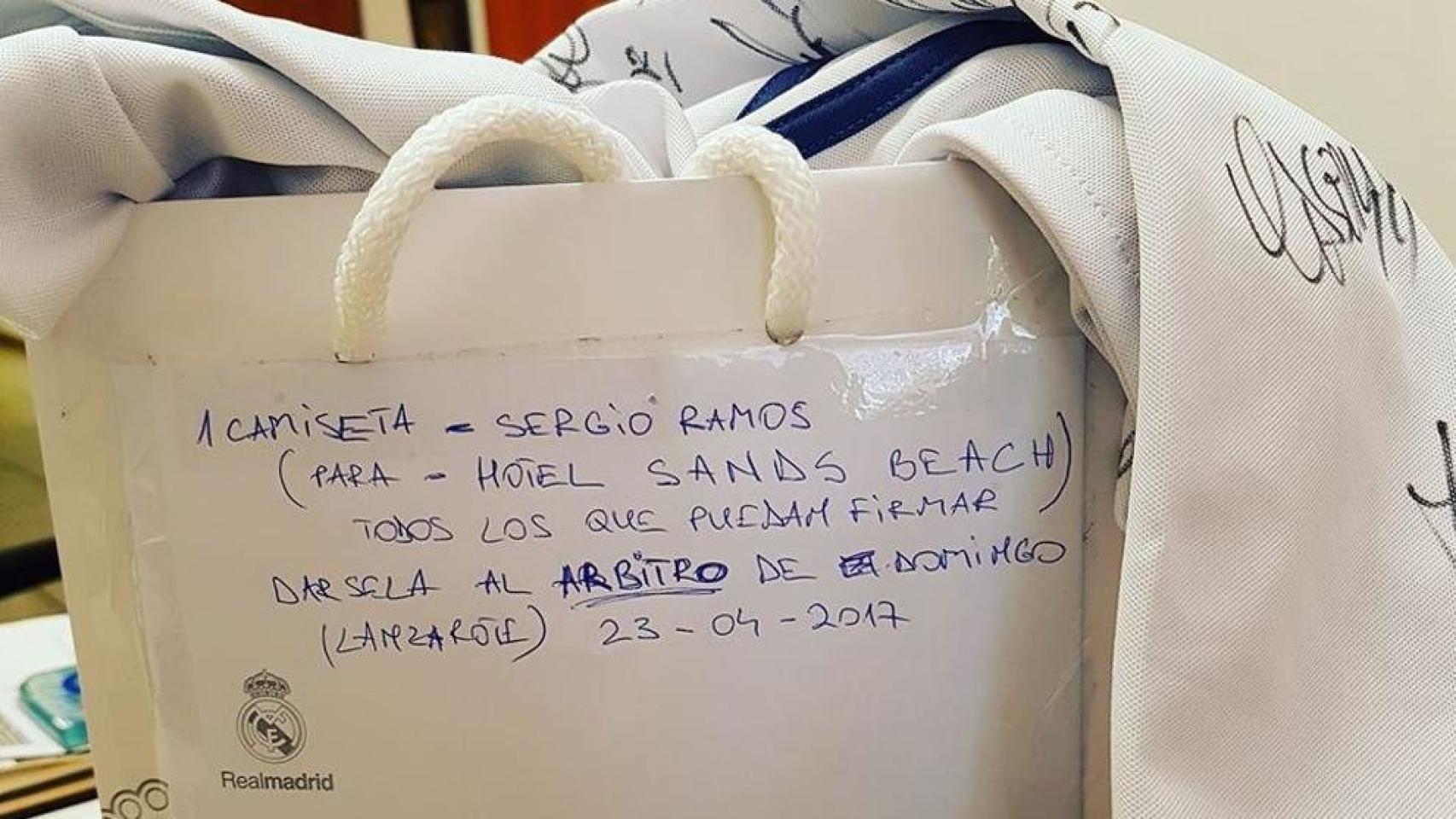 Camiseta firmada por la plantilla del Real Madrid  Foto: Facebook