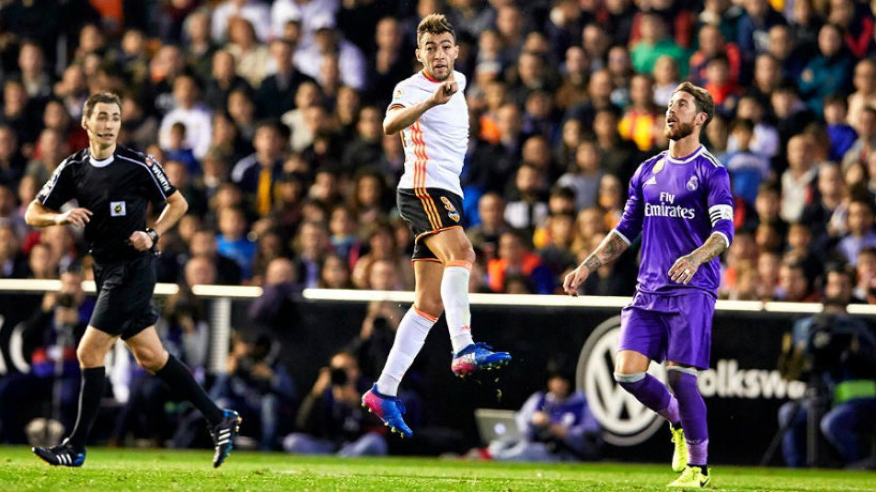 Munir despeja un balón ante Ramos. Foto: valencia.com