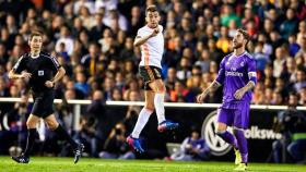 Munir despeja un balón ante Ramos. Foto: valencia.com