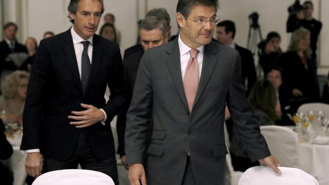 El ministro de Justicia, Rafael Catalá,(d.) acompañado por el de Fomento, Íñigo de la Serna, este jueves.