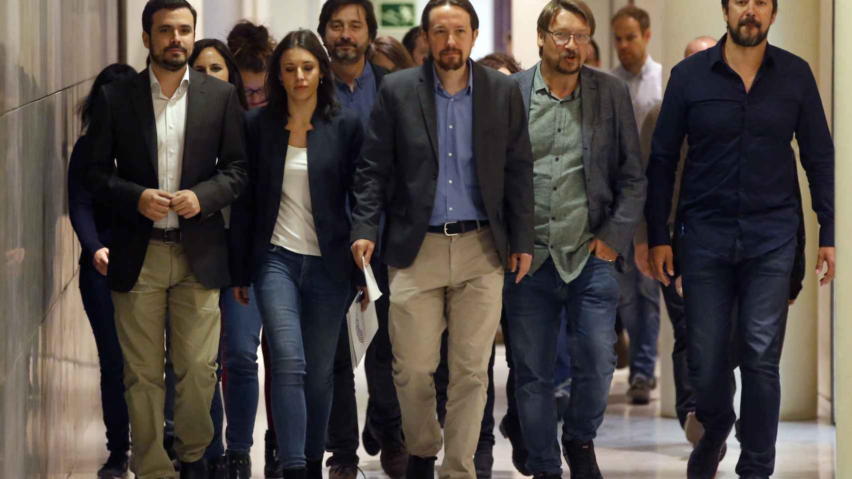 Pablo Iglesias y su equipo, llegando a la sala de prensa del Congreso de los Diputados.