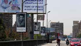 Varios carteles anuncian la llegada del papa a El Cairo.