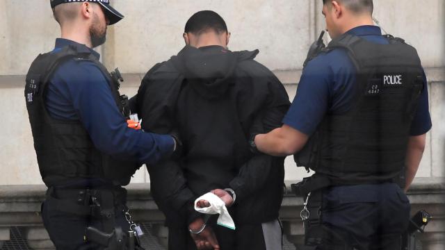 La policía sostiene al detenido en Londres.