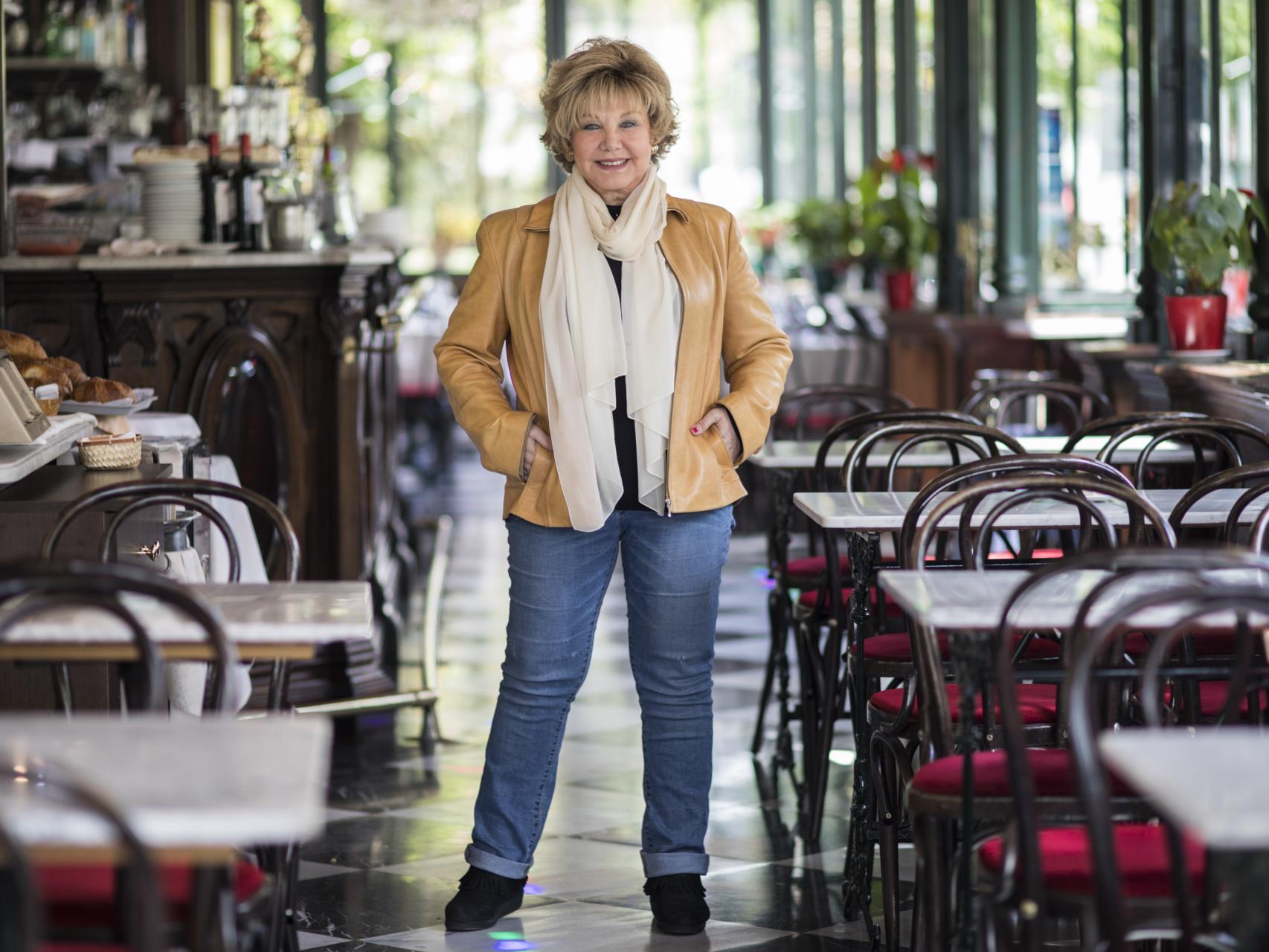 Karina cantó Las flechas del amor, Oh, Carol! y En un mundo nuevo.