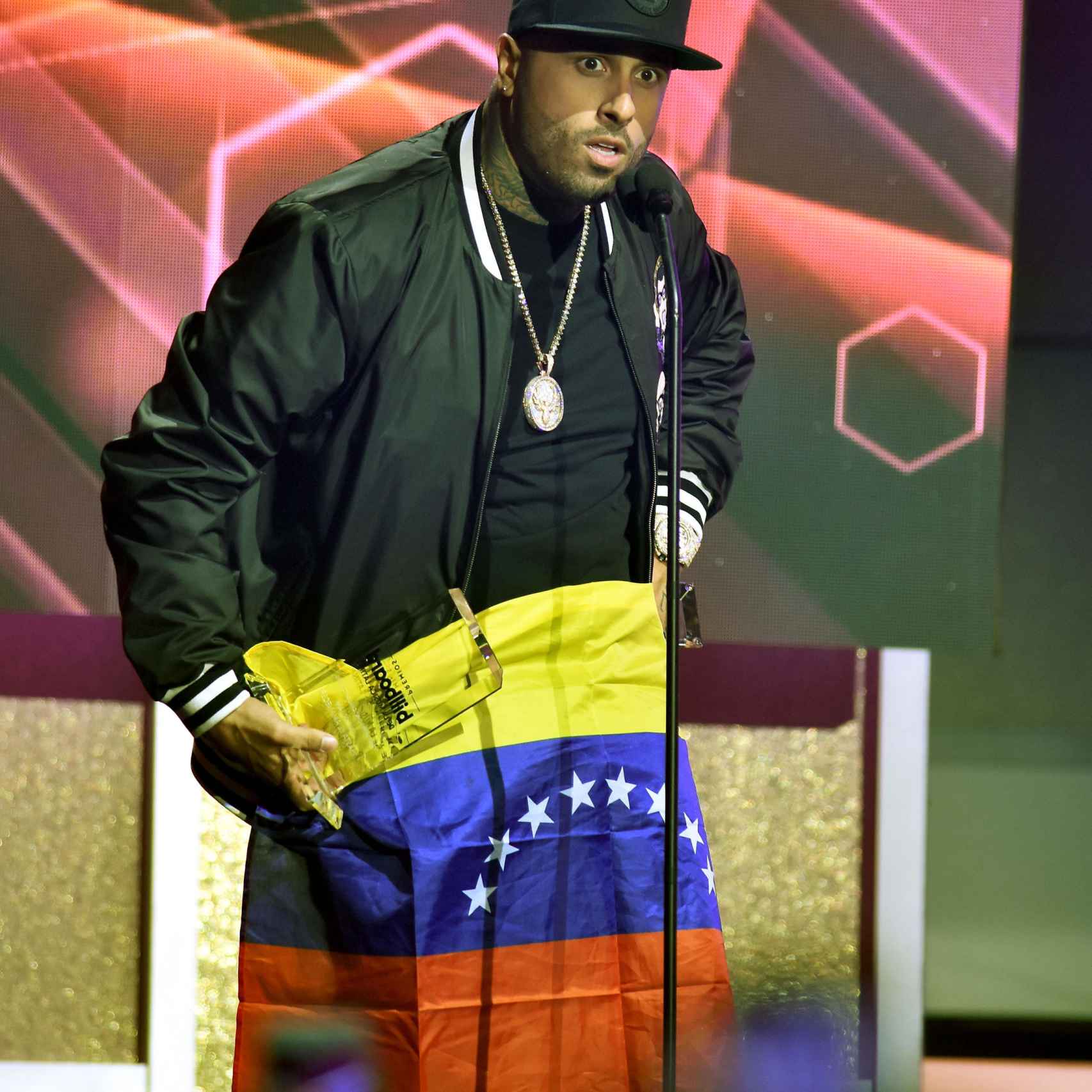 Nick Jam, con una bandera venezolana.