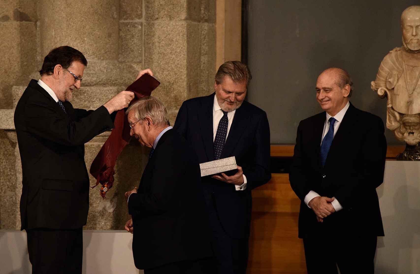 Rafael Ansón condecorado por Rajoy, en 2016.