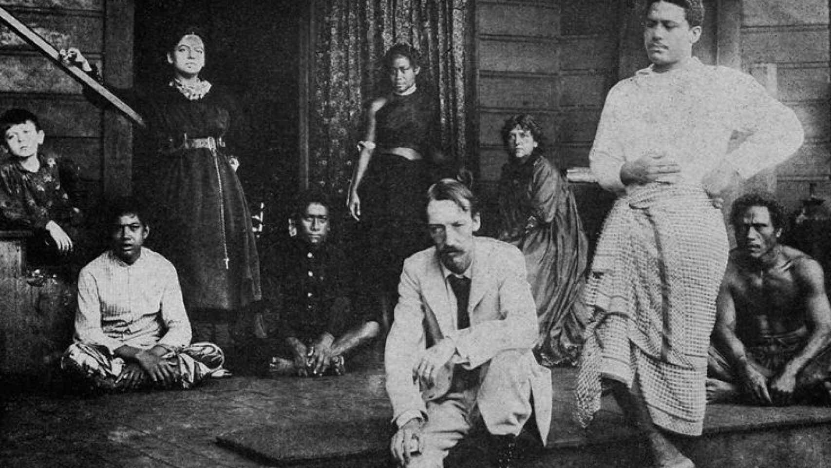Fotografía en Samoa, Fanny Stevenson aparece detrás de su marido.