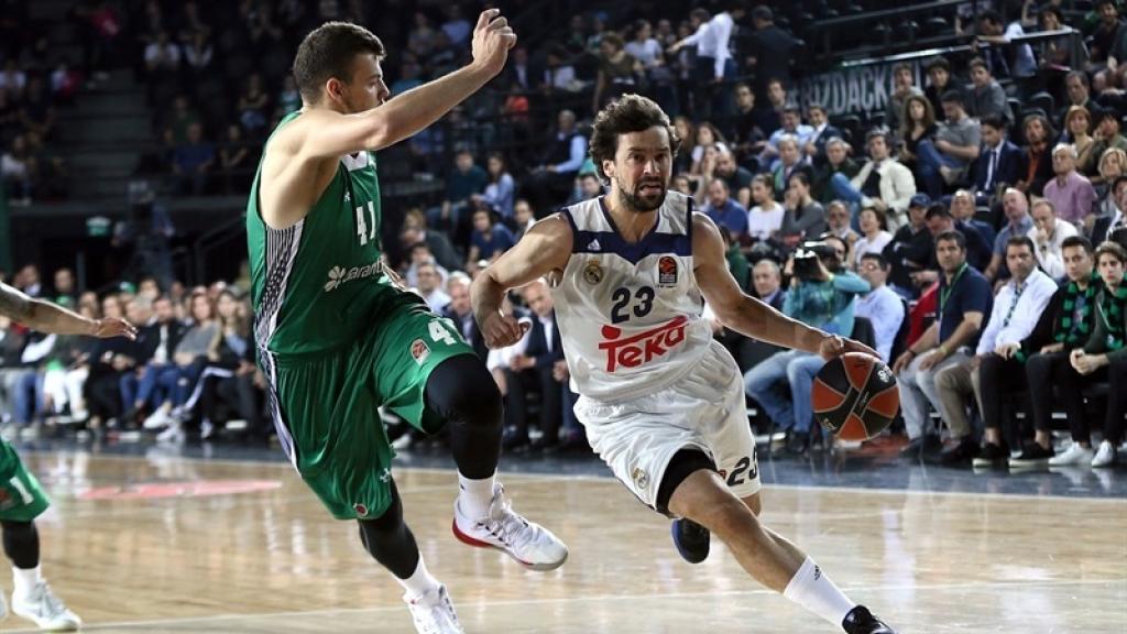 Sergio Llull intenta marcharse de Zizic.