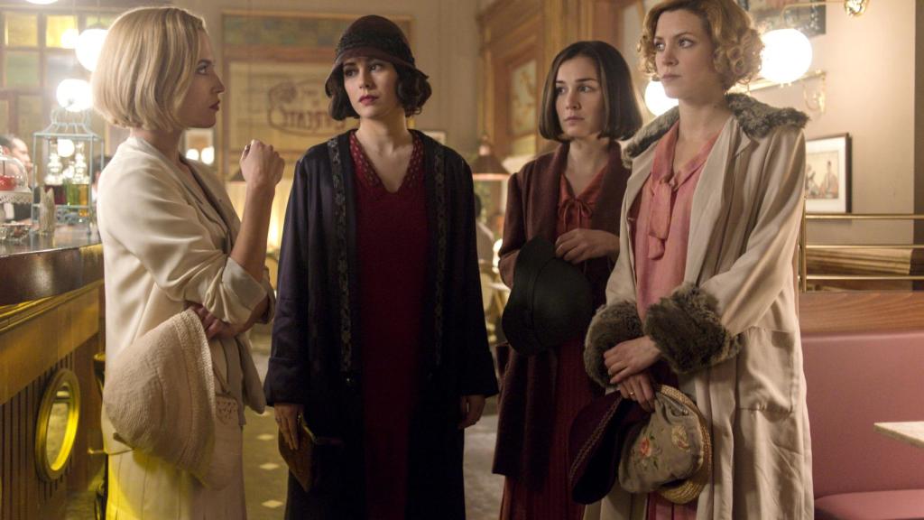 Carlota (Ana Fernández), Lidia (Blanca Suárez), Marga (Nadia de Santiago) y Ángeles (Maggie Civantos). | Foto: Manuel Fernández-Valdés, Netflix.