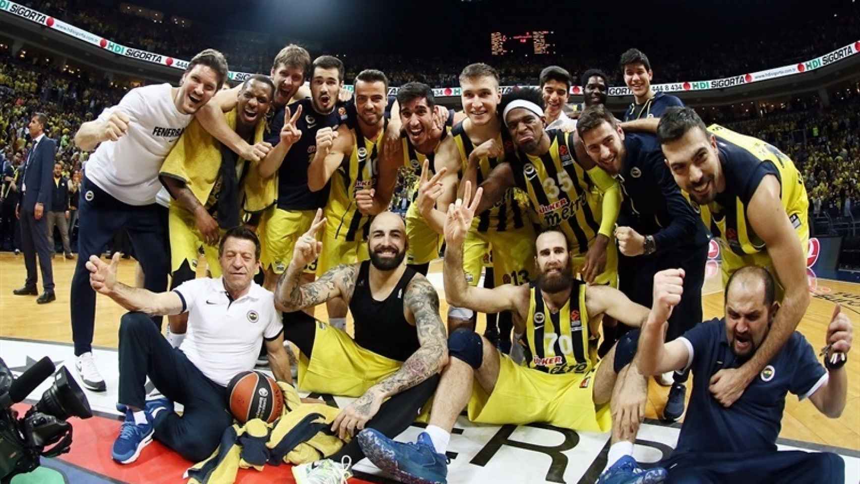La plantilla del Fenerbahçe celebrando el pase a la Final Four.