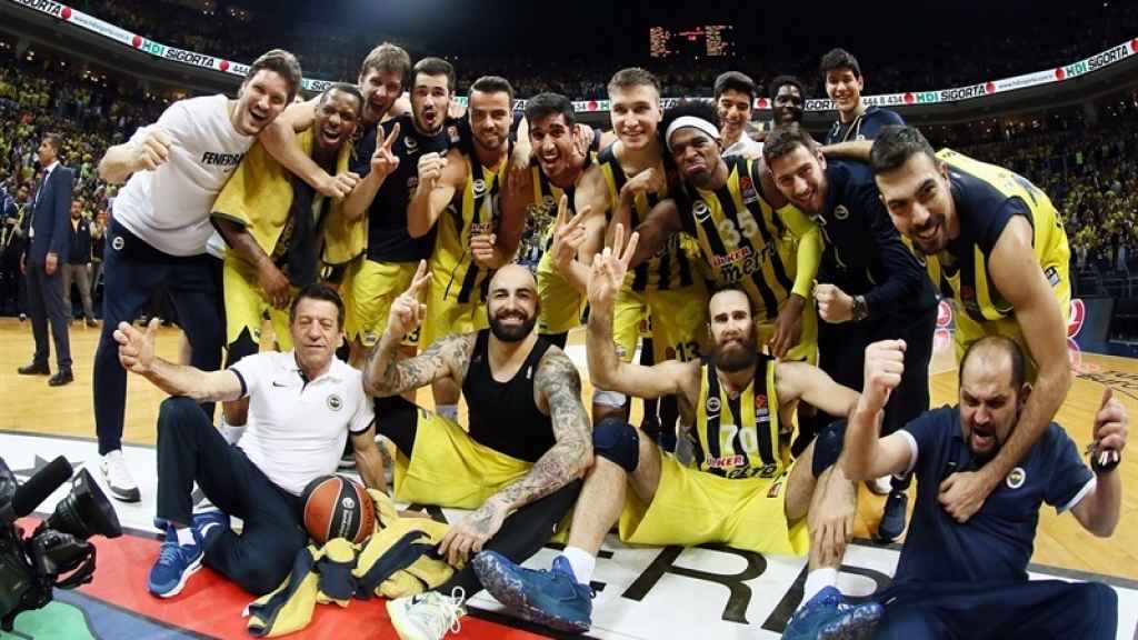 La plantilla del Fenerbahçe celebrando el pase a la Final Four.
