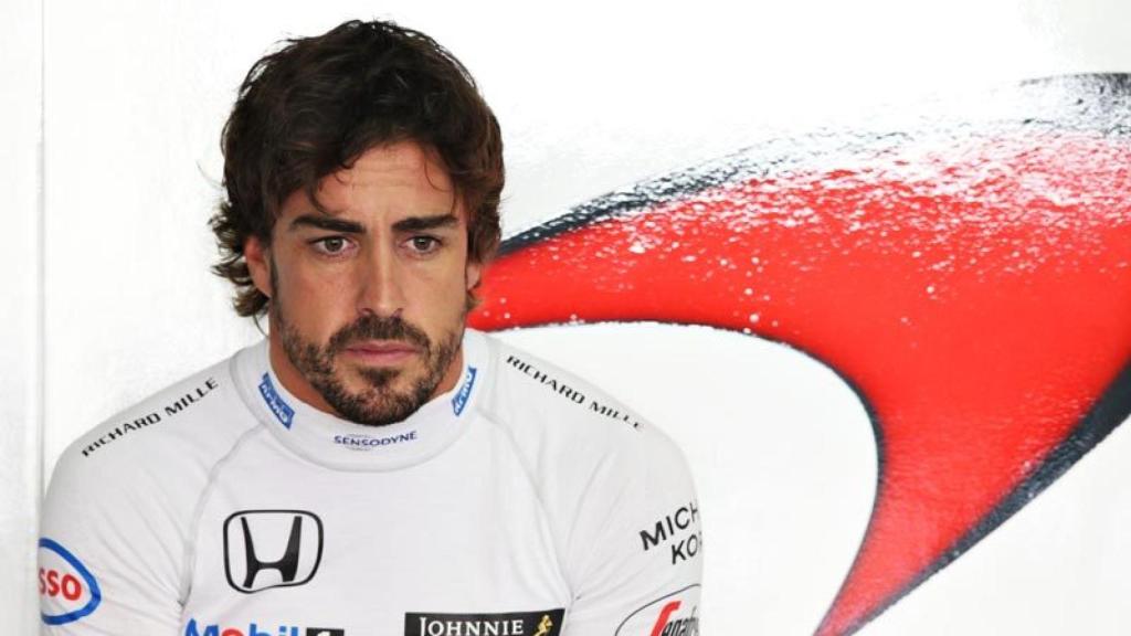 Alonso, en el box de McLaren.