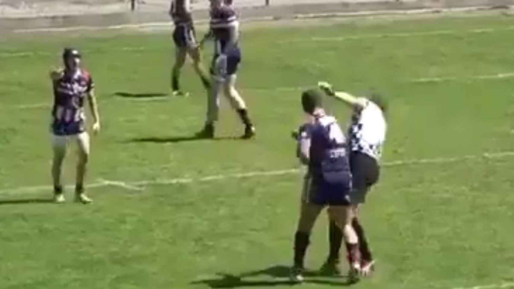 Momento en el que el jugador de rugby le asesta un derechazo al árbitro.