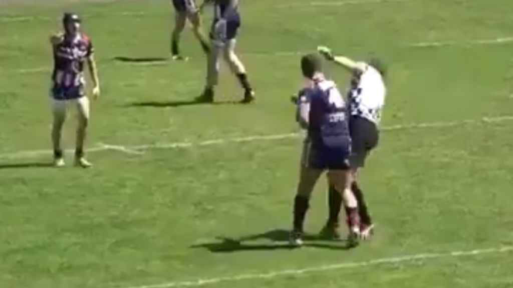 Momento en el que el jugador de rugby le asesta un derechazo al árbitro.
