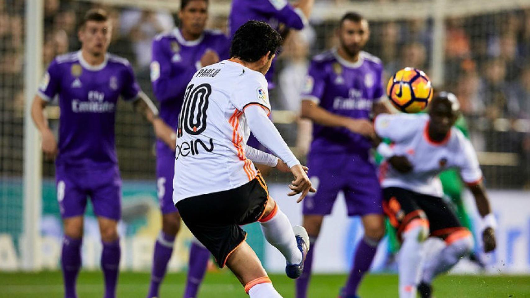 Parejo lanza una falta contra el Madrid. Foto: valenciacf.com