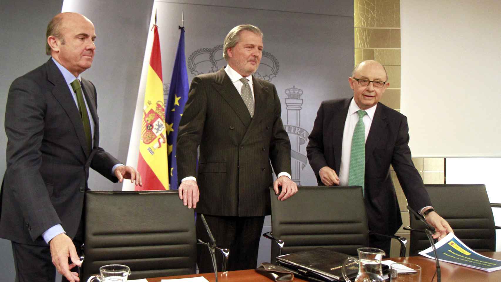 Los ministros Luis de Guindos (Economía), Íñigo Méndez de Vigo (Cultura y portavoz) y Cristóbal Montoro (Hacienda)