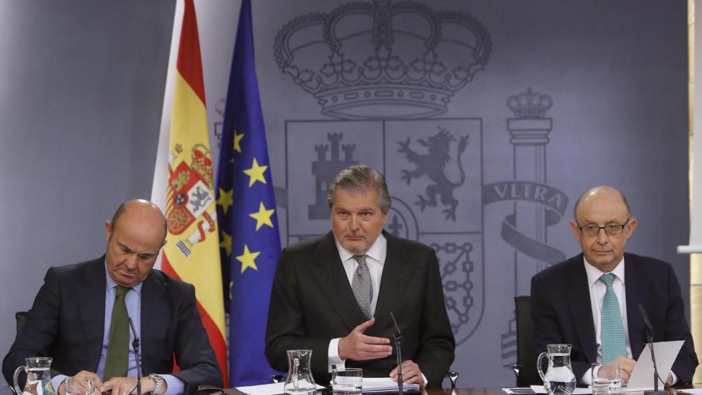 Íñigo Méndez de Vigo, Luis de Guindos y Cristóbal Montoro tras la reunión del Consejo de Ministros