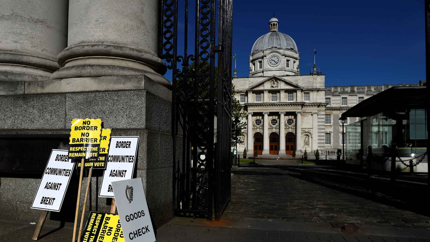 Carteles de protesta contra el 'brexit' ante un edificio del gobierno en Dublin.