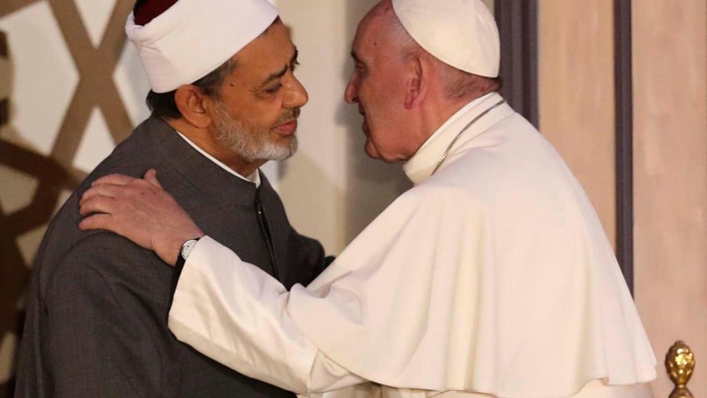 El papa Francisco durante su encuentro con el gran imam de Egipto