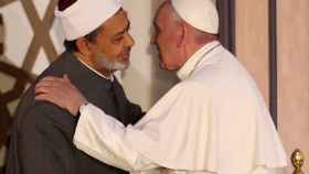 El papa Francisco durante su encuentro con el gran imam de Egipto
