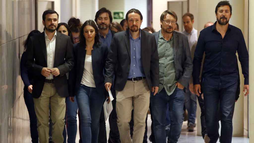 Pablo Iglesias rodeado de sus colaboradores a punto de anunciar una moción de censura.