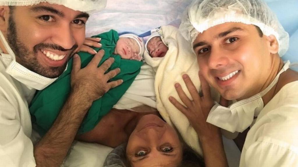 Roberto, Valeria, Victor, y las dos niñas recién nacidas.