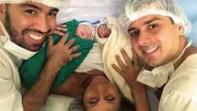 Roberto, Valeria, Victor, y las dos niñas recién nacidas.