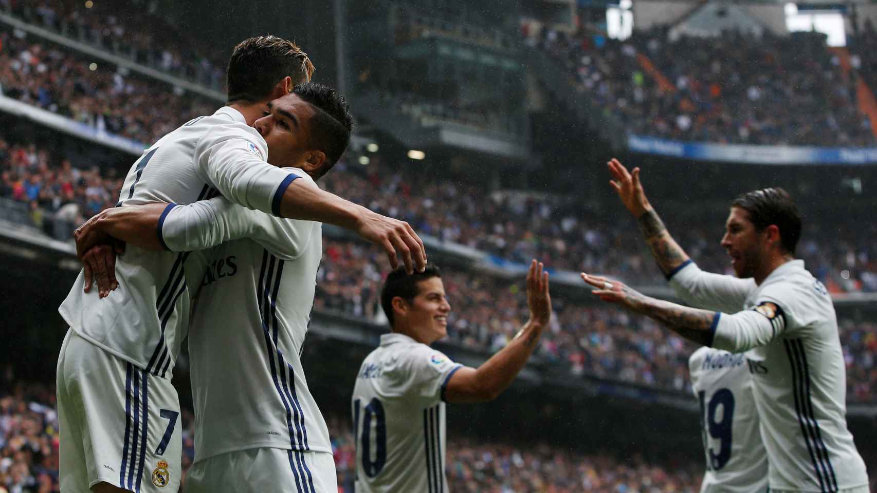Los jugadores del Real Madrid celebran un gol contra el Valencia.