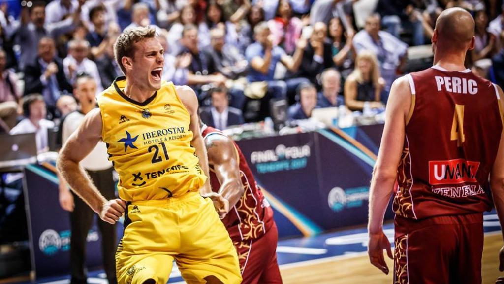 Abromaitis celebra una de sus canastas.