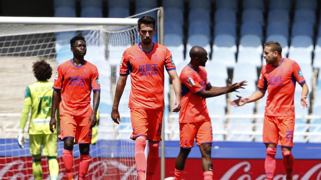 Jugadores del Granada se lamentan en Anoeta.