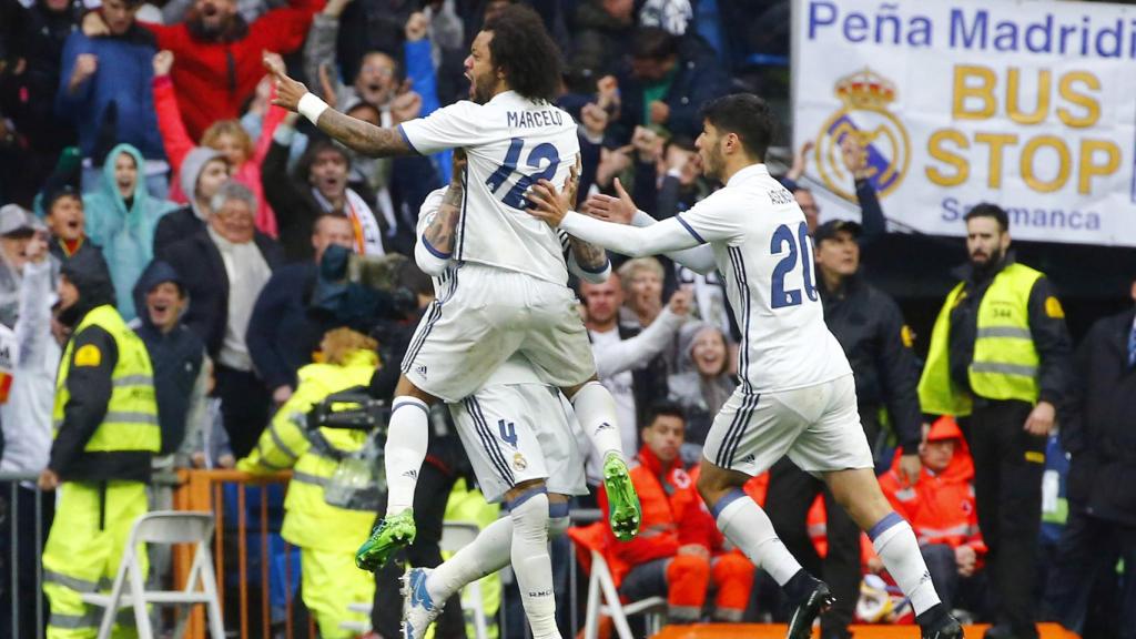 Marcelo celebra su gol con los compañeros.