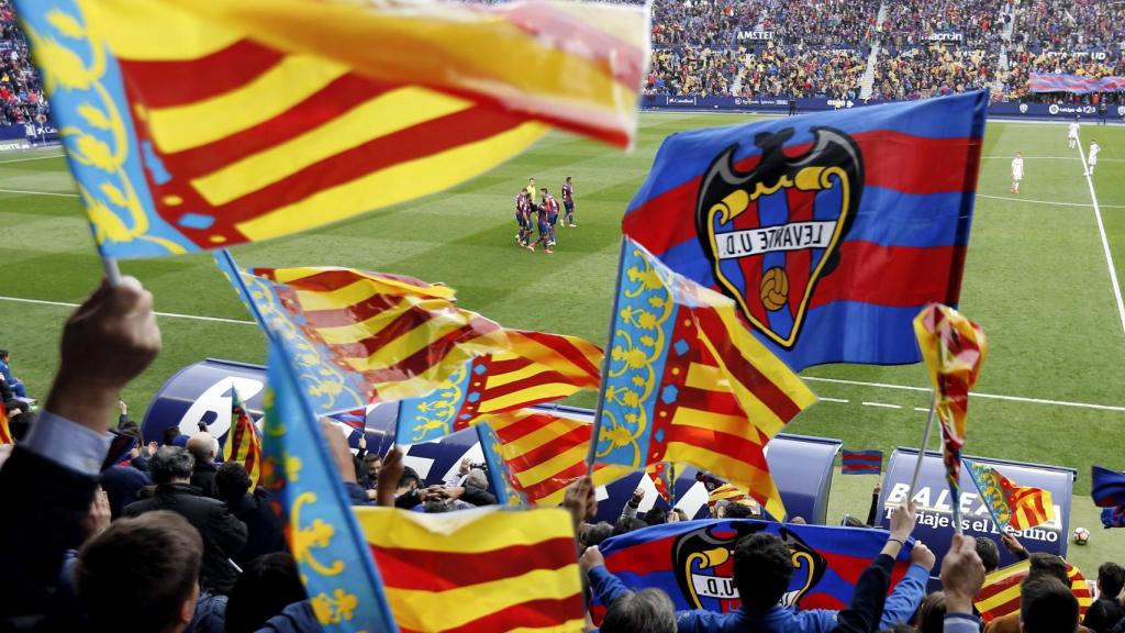 Aficionados del Levante celebran el ascenso.