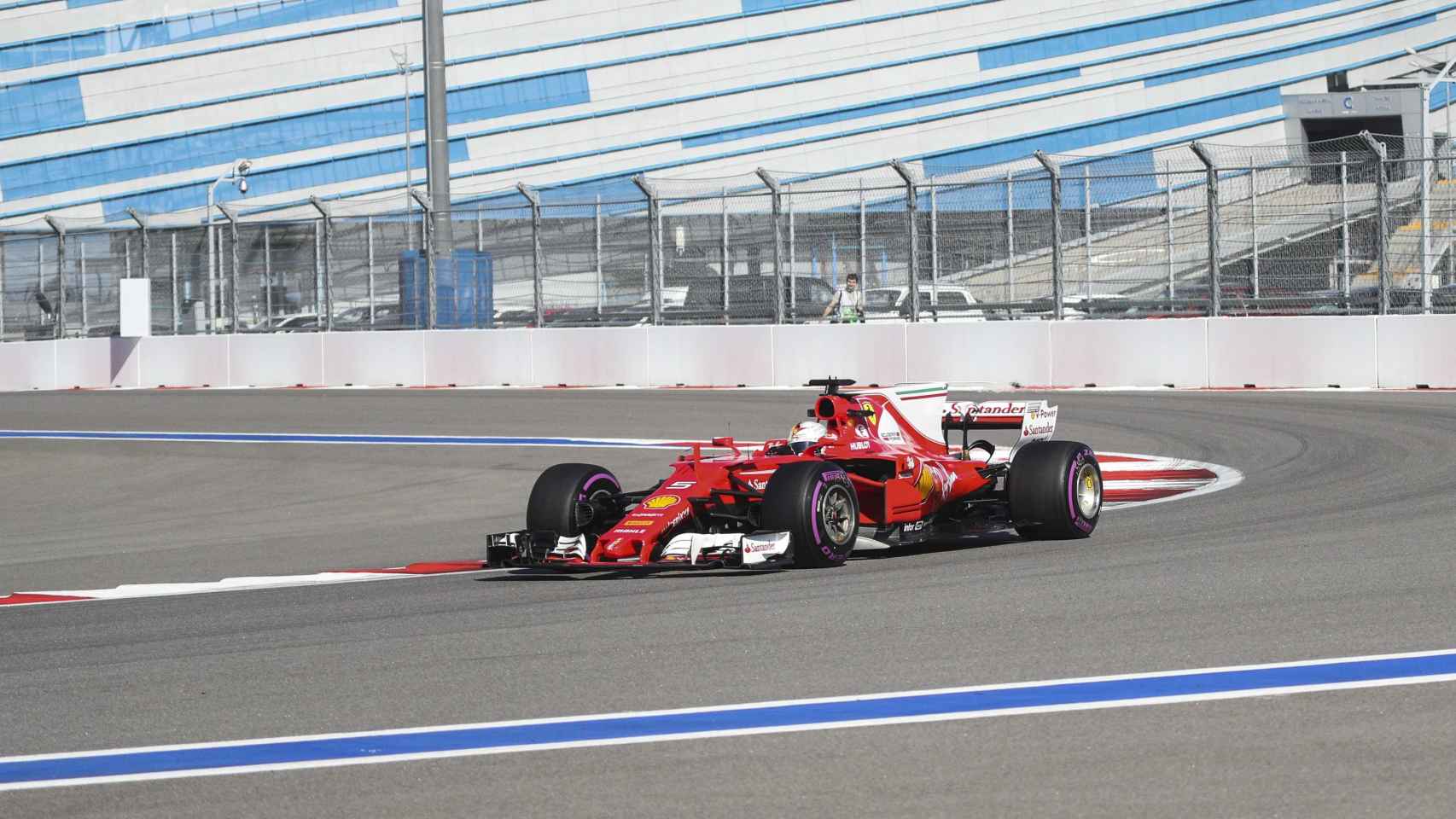 Vettel, durante los libres en Sochi.