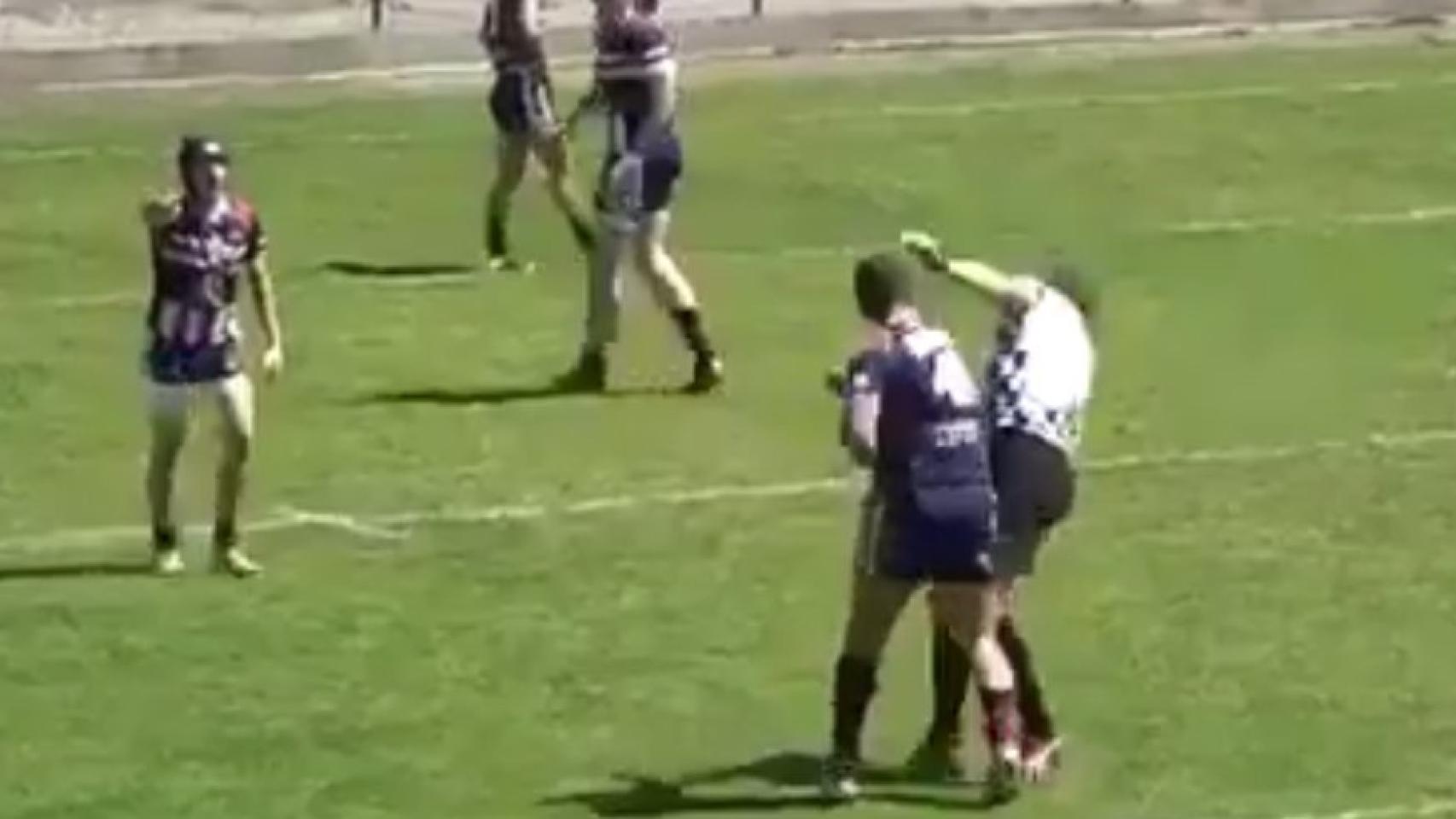 Momento en el que el jugador de rugby le asesta un derechazo al árbitro.