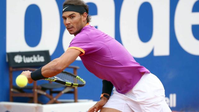 Nadal, persiguiendo una pelota ante Zeballos.