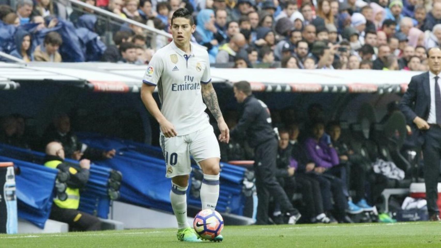 James controla un balón. Fotógrafo: Manu Laya / El Bernabéu
